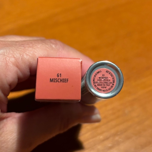 MAC Locked Kiss 24 HR Lipstick - Picture 9 of 16